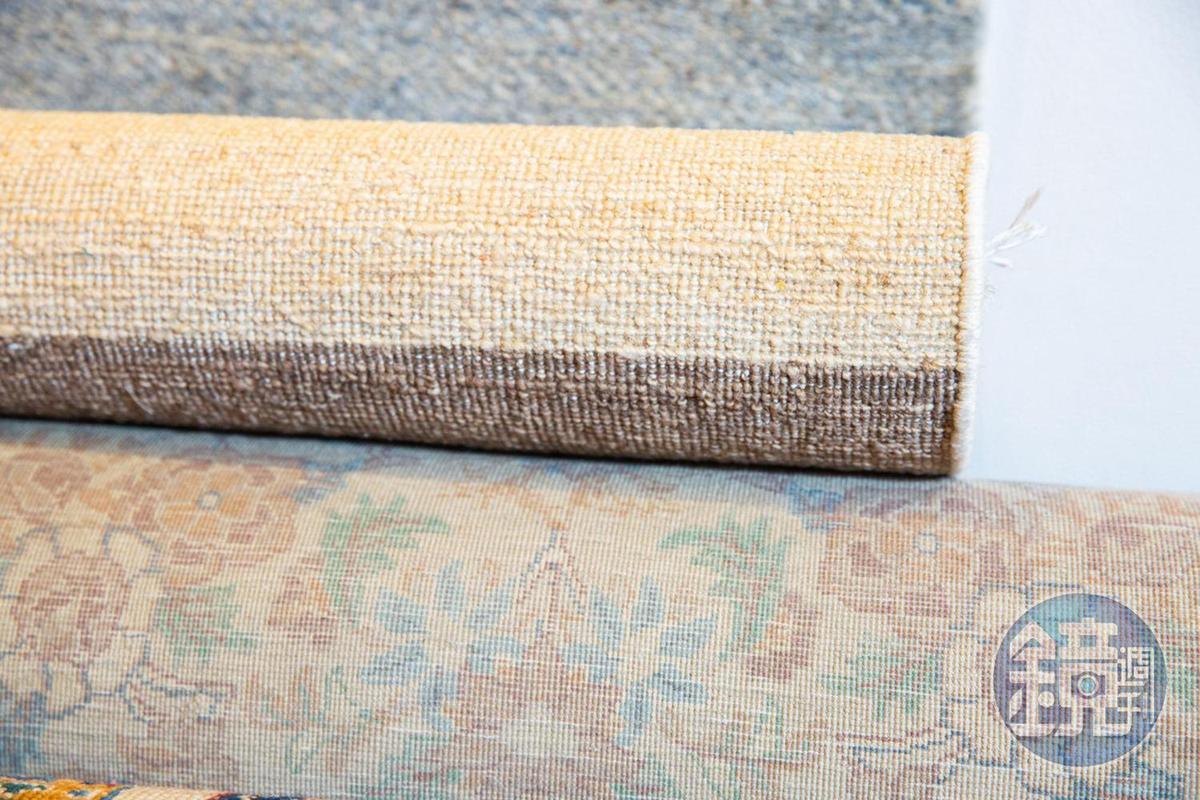 ▼波斯地毯的品質除了原料、產地，主要是看背面的打結處，打結數量與密度高圖案就更立體，品質就好。（圖／鏡週刊）