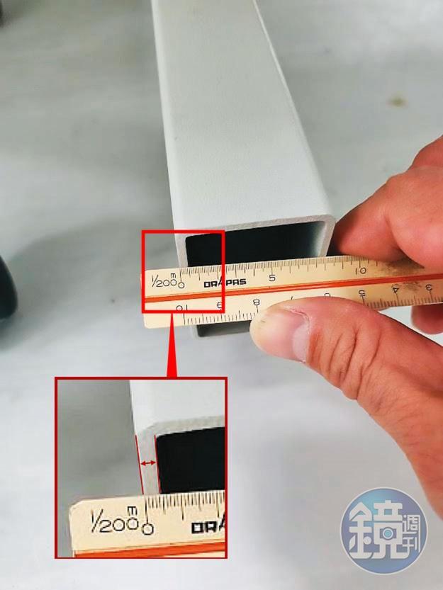 實驗桌桌腳的鋼管厚度比規定的0.3公分短少1/4，僅0.23公分，恐影響載重。（讀者提供）