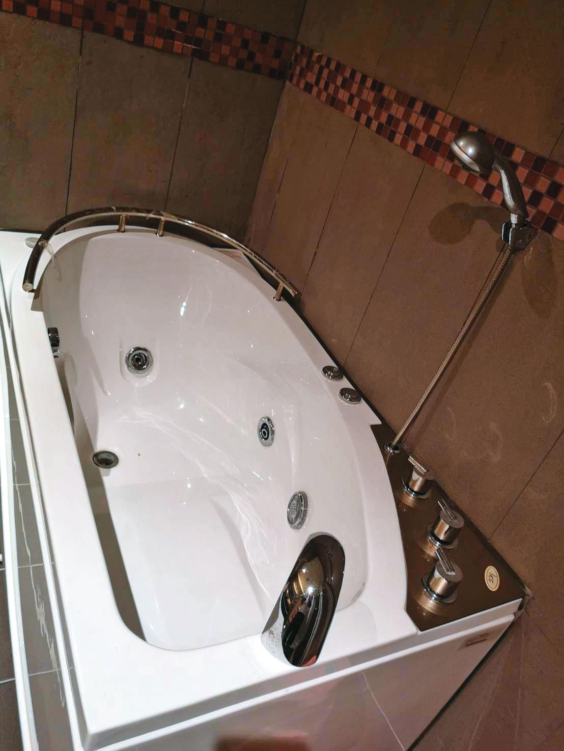 嘉義市議會的議員會館設備豪華，連浴室都安裝按摩浴缸，宛如五星酒店。（翻攝PTT）