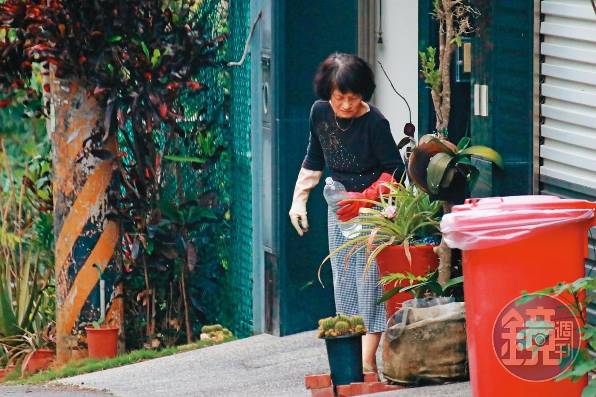 趙璟熒遭檢舉寄生議會後仍常回家，戴著工作手套，並拿著寶特瓶裝滿水澆花草