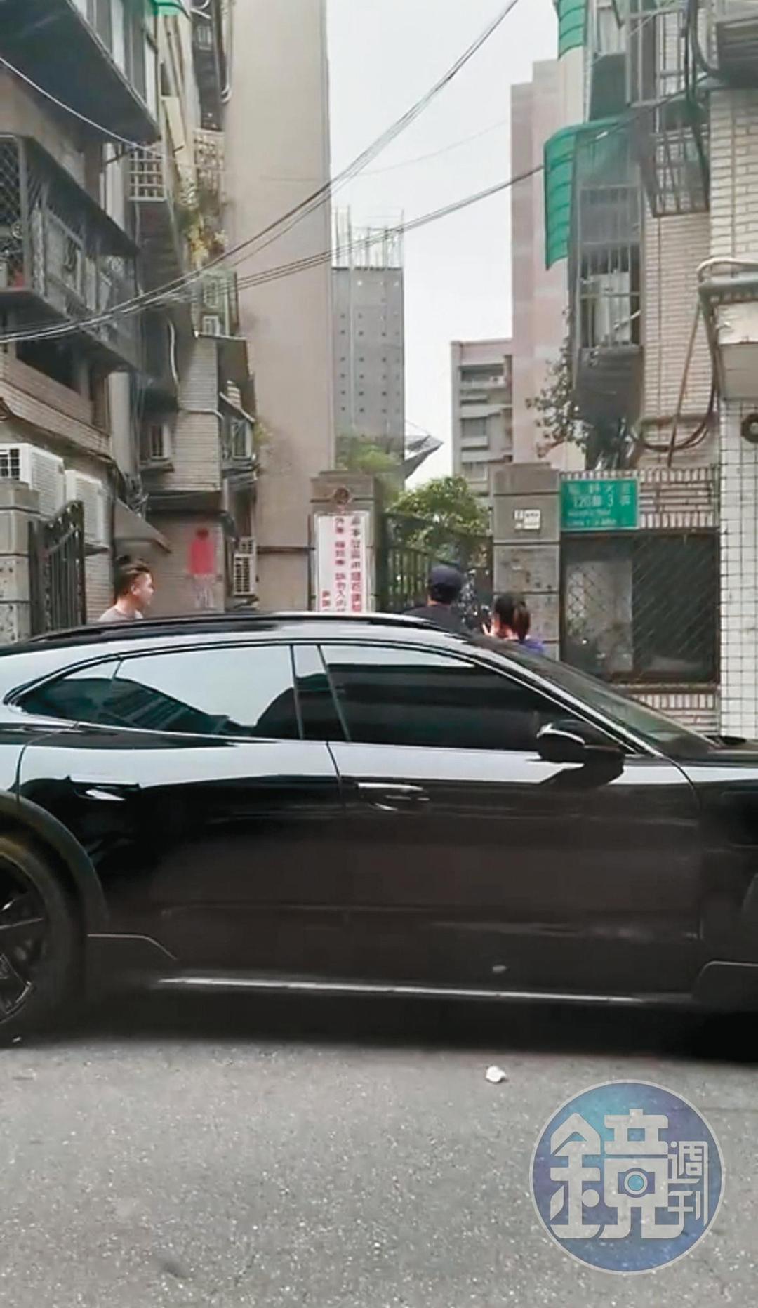 余文樂（左）火速上車後，被粉絲敲車窗要求合影，他也應聲下車配合。（讀者提供）