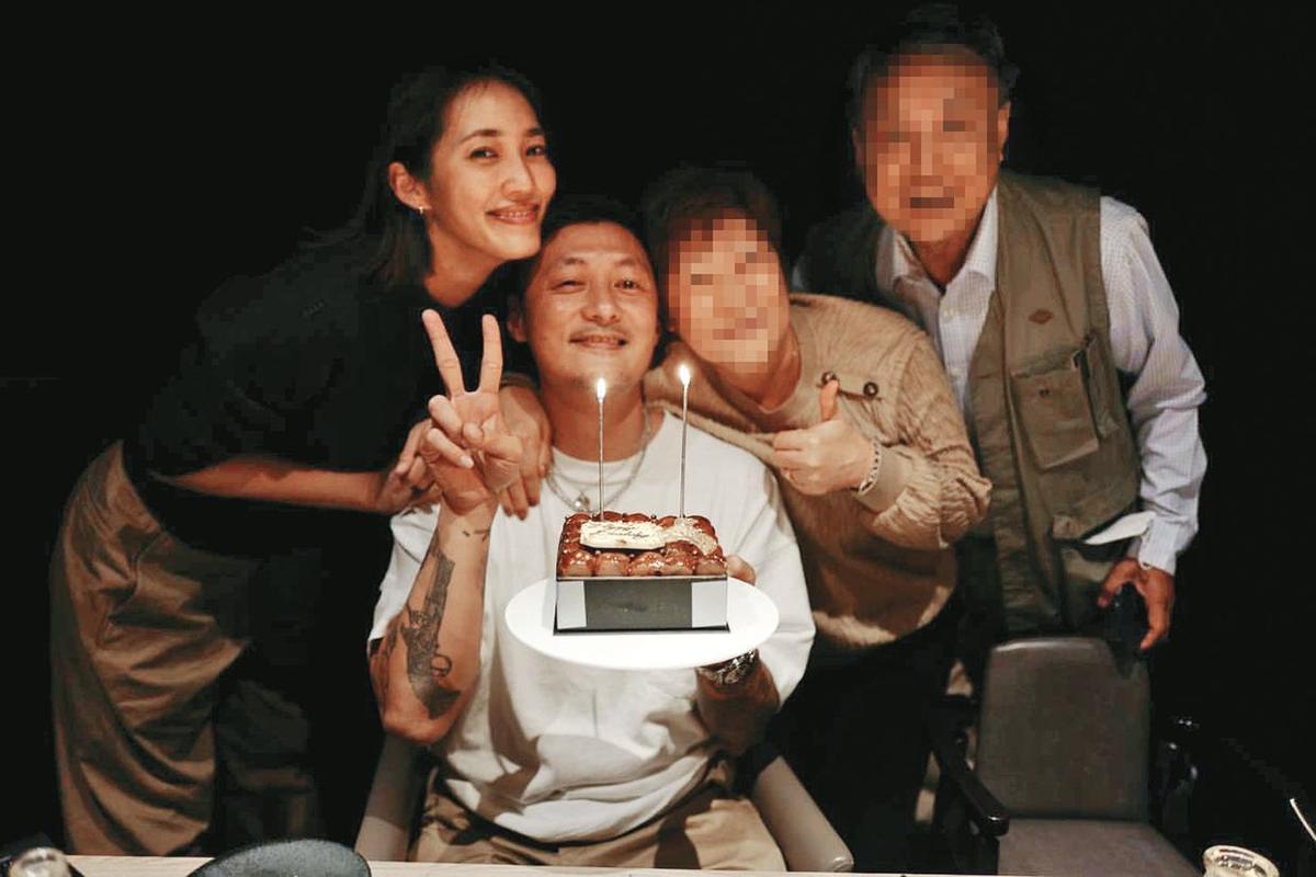余文樂（左二）去年底過41歲生日，和妻子、岳父母開心慶祝。（翻攝自余文樂IG）
