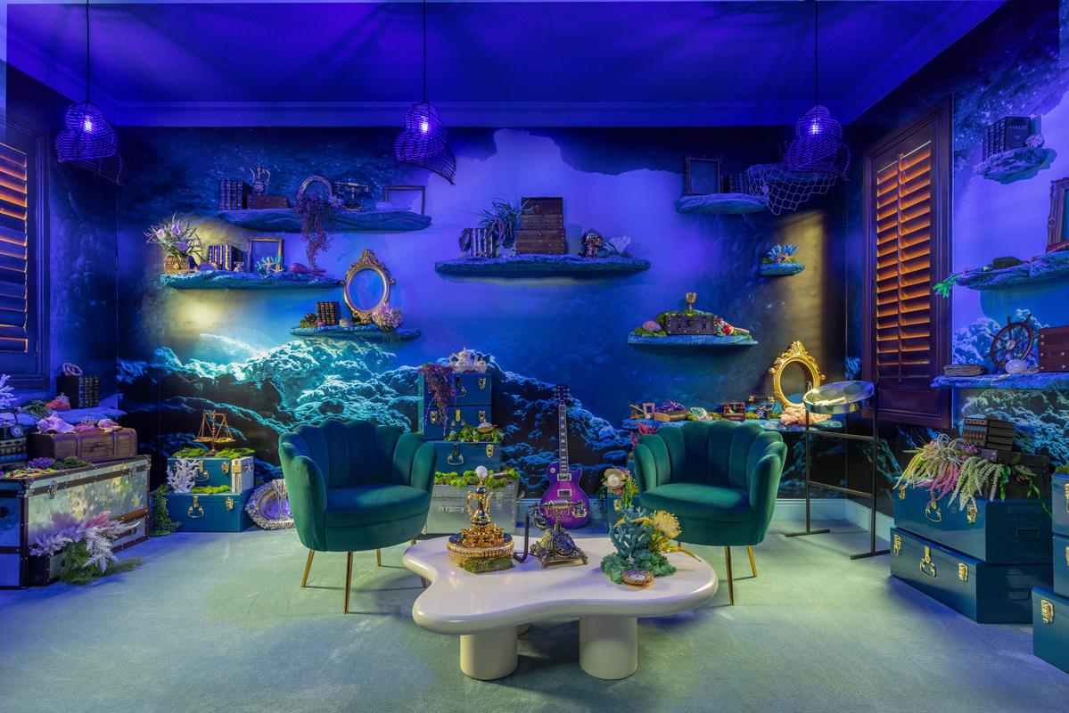 訂房網站特別打造的限定版海底別墅入住體驗，分別以《小美人魚》不同角色為主題加以裝潢，這是愛莉兒。（圖／Booking.com提供）