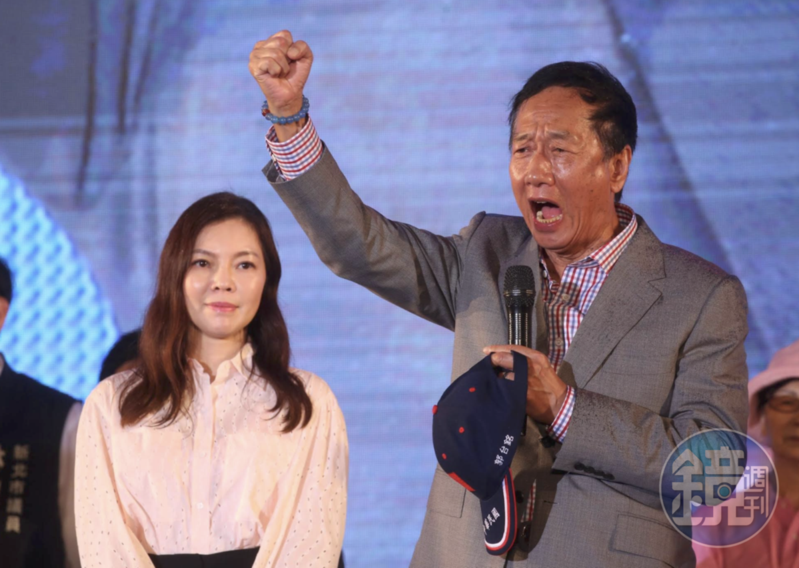 郭台銘（右）在積極爭取國民黨總統提名時，夫人曾馨瑩（左）陪伴在側。（圖／鏡週刊提供）