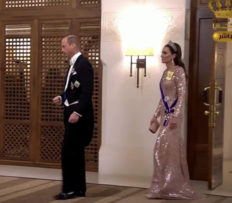 晚宴上，凱特王妃換穿愛牌Jenny Packham禮服，頭戴「戀人結冠冕」。（翻攝YouTube畫面）