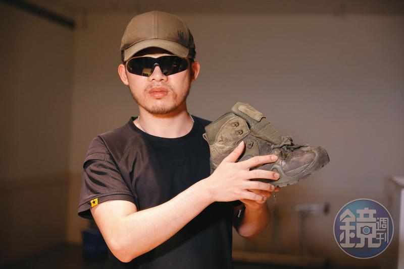 Cai在一場戰役中失去2隻腳趾。圖為他被擊中時所穿的戰鬥靴，砲彈破片從鞋底穿透他的腳掌，從鞋面射出，彈片一度留在他體內，後經手術取出。（圖／鏡週刊提供）