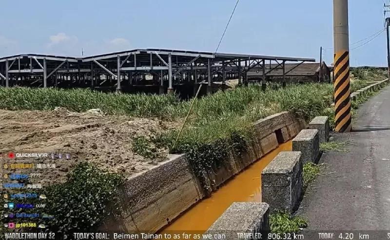 韓國直播主企鵝妹經過台南發現水溝呈黃色，環保局主動稽查澄清非汙染。（翻攝畫面）
