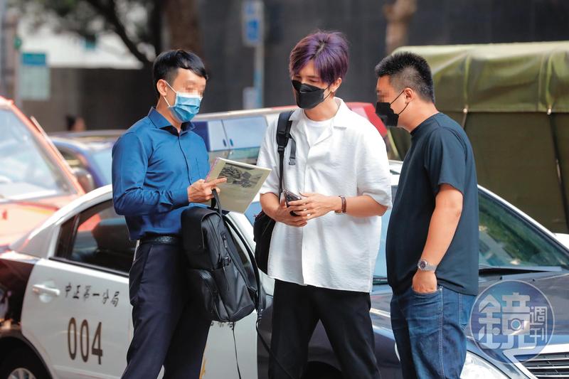 6月2日下午，口罩男（中）和律師現身台北，身材明顯消瘦許多。（圖／鏡週刊提供）
