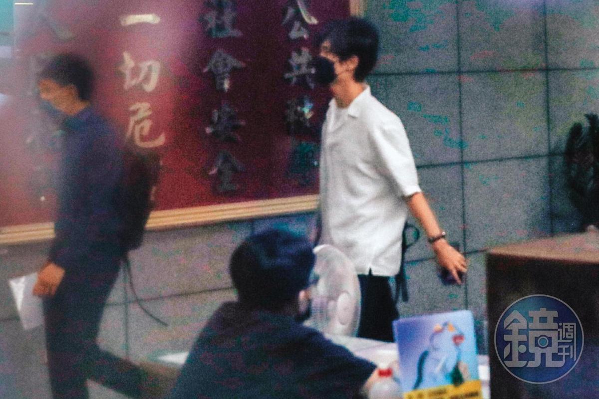 口罩男（右）到台北市中正第一分局向網友提告。（圖／鏡週刊提供）
