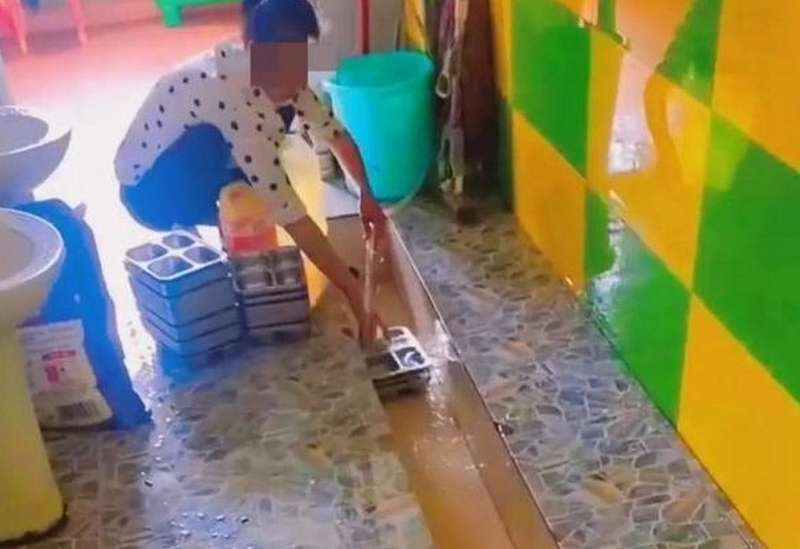 中國江西的柴桑區陽光幼兒園員工竟在小便池清洗餐具，令人作嘔。（圖／翻攝自微博）