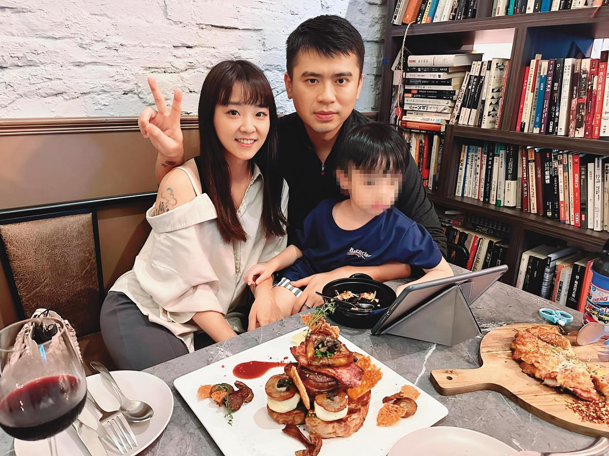 上月底林匯喬和阿翔帶著兒子歡慶結婚4週年，在臉書po出一家三口吃大餐照。（圖／翻攝自林匯喬IG）