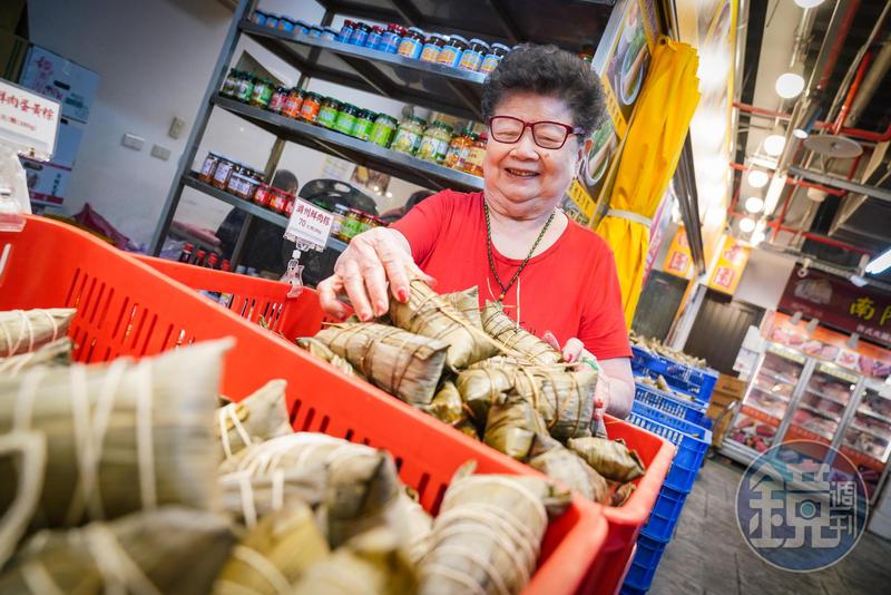 南園食品創始人鍾曾春玉（左），高齡90歲，仍每天清晨就到南門市場鋪上坐鎮。她固守的家鄉味已陪伴台北人近一甲子。