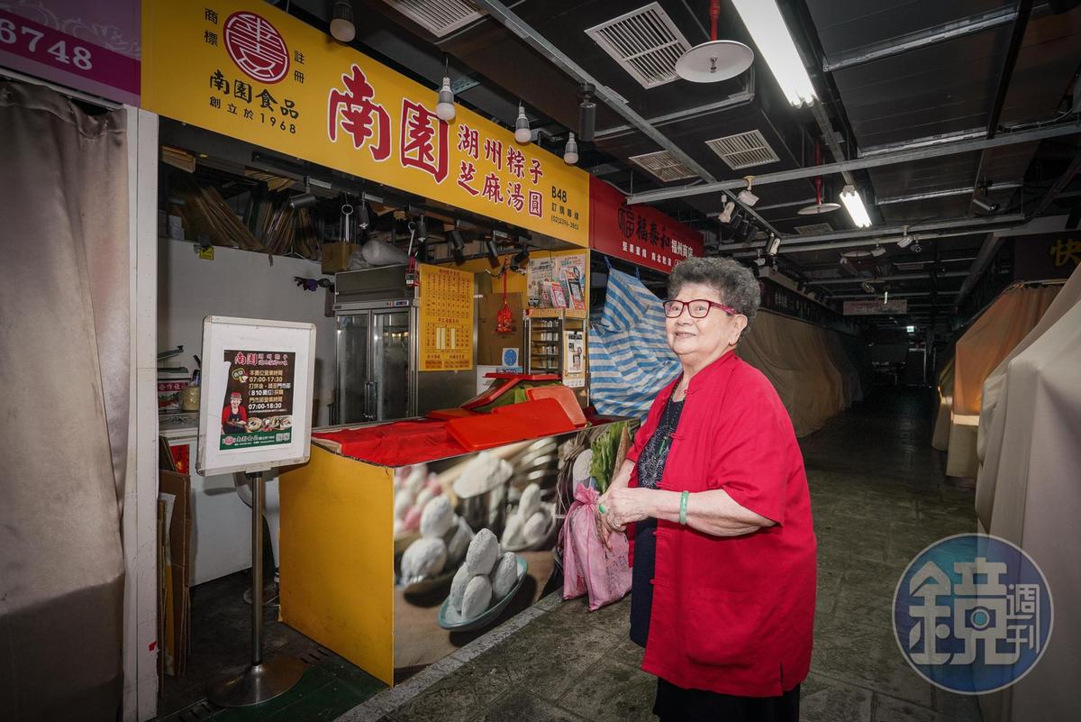 90歲的鍾奶奶仍每天凌晨四點便到南門市場。她說做生意沒有訣竅，就是吃苦耐勞把品質做好。
