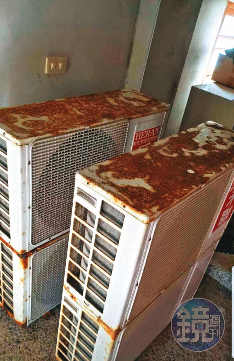 黃金博物館冷氣機慘遭2度掉包，原先堪用的機器被換成嚴重鏽蝕的爛機器，只能申請報廢。圖為遭調包冷氣。（圖／讀者提供）