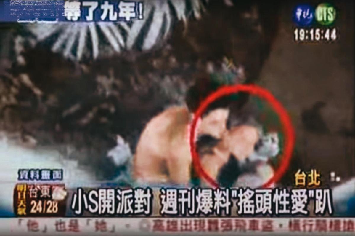 小S、范曉萱、陳純甄、阿雅在22年前曾遭《壹週刊》偷拍，以「露天搖頭性愛派對」為標題上封面。（翻攝自華視）
