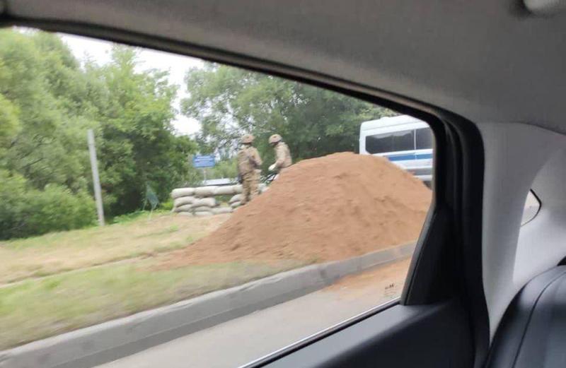 烏克蘭媒體基輔郵報提到「莫斯科外圍正在挖掘壕溝」。（圖／翻攝自推特@KyivPost）