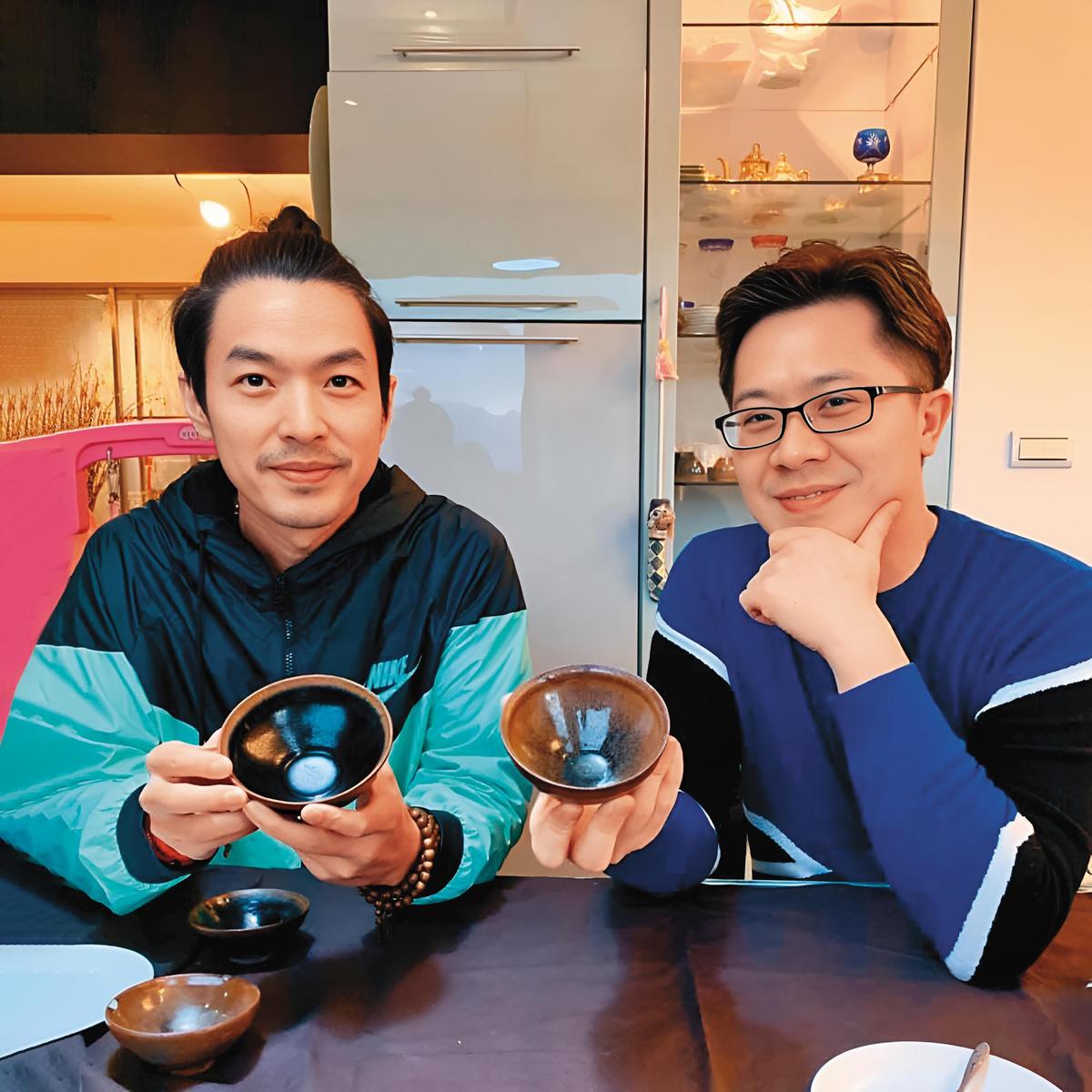 李威（左）現在改經營高級茶具和翡翠生意，據稱一組茶具可要價百萬元。（翻攝自張烜榮臉書）