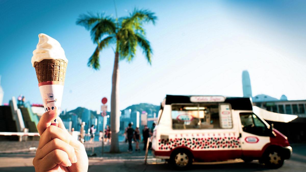 富豪雪糕車甜筒在維多利亞港周圍徘迴駐點，是夏天來香港必嘗經典的冰品。（香港旅遊發展局提供）