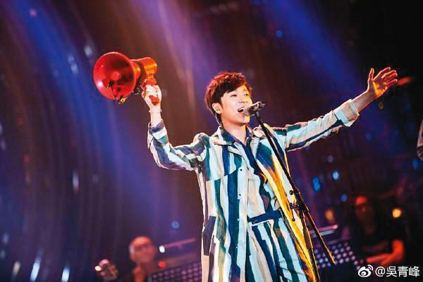 前幾年趁著蘇打綠休團，青峰參加《歌手2019》演出，當時家凱還替他伴奏。（翻攝自青峰微博）