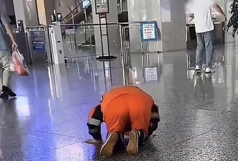 中國一名女清潔工不慎弄髒乘客的衣服，因賠償金談不攏，竟下跪道歉。（翻攝微博）