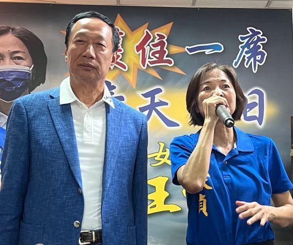郭台銘（左）自爆「是國民黨不讓我站台」。（翻攝自臉書＠王家貞服務處專頁）