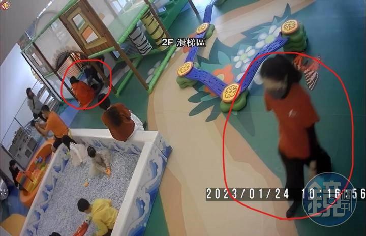 A小姐指控，孩子（左邊紅圈處）受傷後，有飯店工作人員（右邊紅圈處）經過，未上前關心。（圖／鏡週刊）