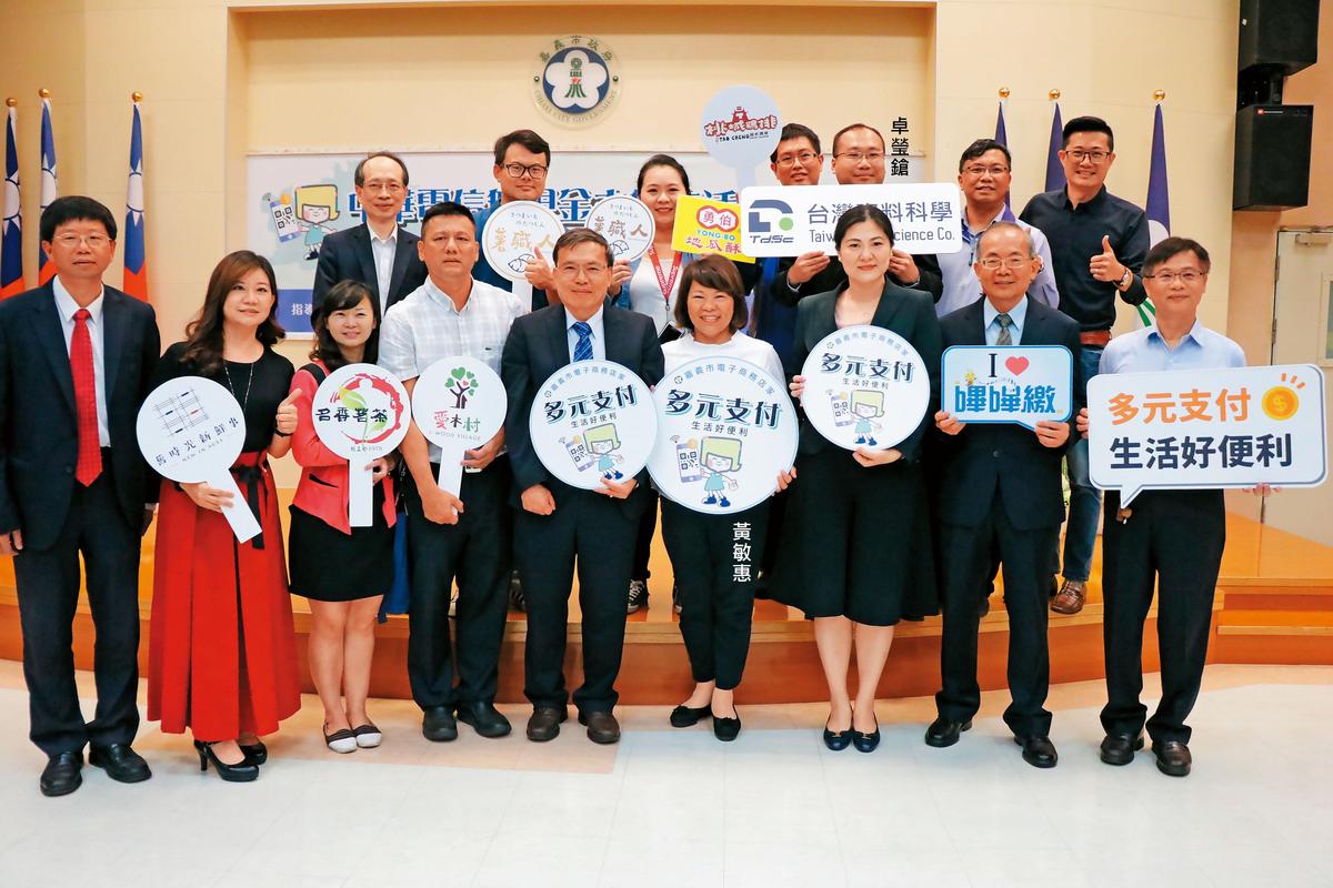卓瑩鎗的台灣資料科學公司曾標下嘉義市政府標案，並與市長黃敏惠合影。（翻攝嘉義市政府官網）