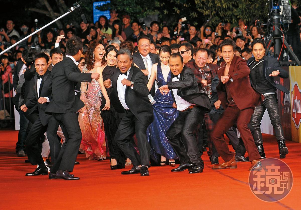 《賽德克．巴萊》金主郭台強夫婦與演員群於2011年一起走金馬獎紅毯。（圖／鏡週刊提供）
