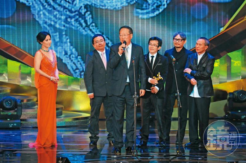 中影董事長郭台強（右4）與魏德聖（右3）出席2011年48屆金馬獎共享榮耀，如今鬧翻。（圖／鏡週刊提供）