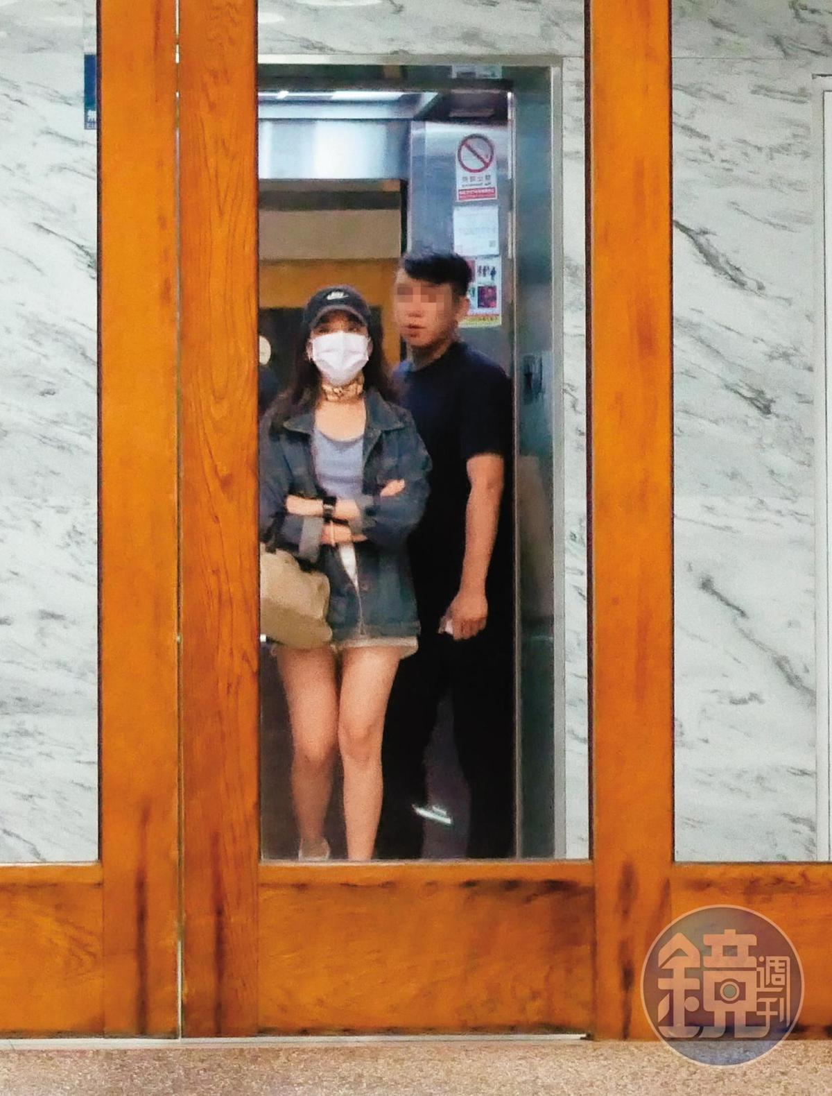 7/11 23：13，離開休息的旅館後，陳紫渝跟男友搭電梯下樓準備離開。（圖／鏡週刊提供）
