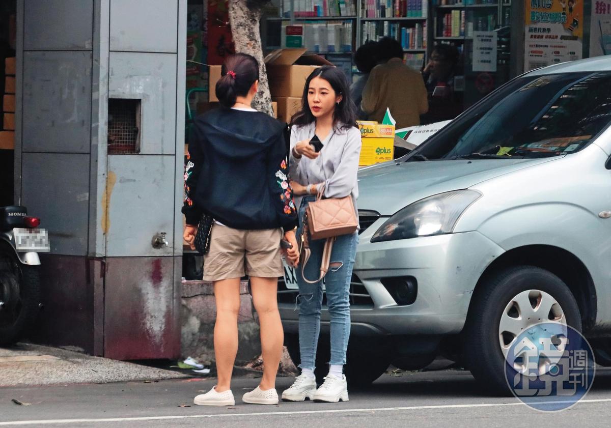 陳紫渝（右）與媽媽（左）視察路口燈號問題，她曾說交通是里民非常看重的議題，解決後也會記錄下來發布臉書。（圖／鏡週刊）
