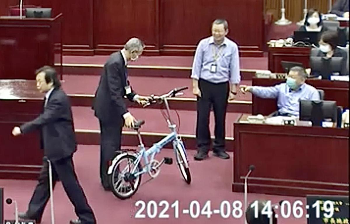 王世堅曾在議會質詢送上腳踏車，還改編柯的名言刻在車身上。（圖／翻攝自台北市議會網站）