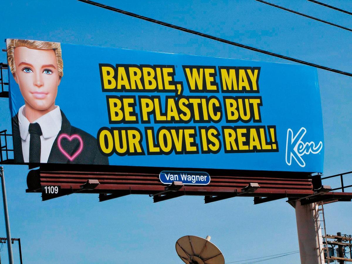 ▼肯尼2011年刊登廣告向芭比求復合：「雖然我們是塑料情侶，但感情是真的！」（翻攝自Twitter）