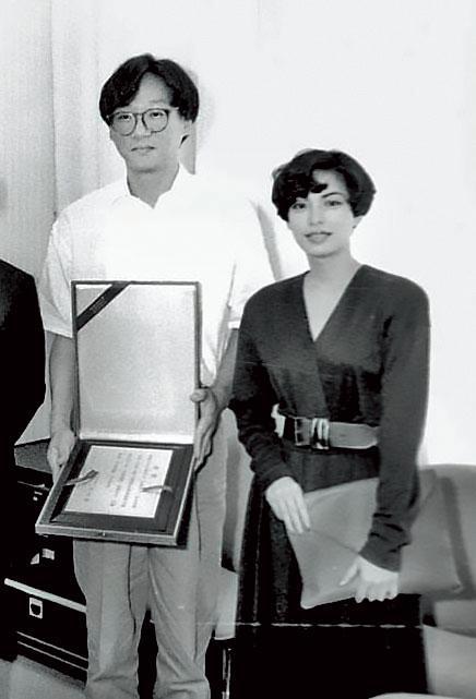 楊德昌（左）1987年以《恐怖分子》獲盧卡諾影展銀豹獎，與前妻歌手蔡琴（右）合影。（中央社）