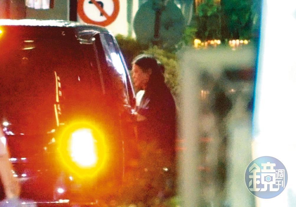 7/25 21：54，演藝圈大姐大邱瓈寬結束餐敘後，搭乘一輛福斯廂型車離開。（圖／鏡週刊提供）