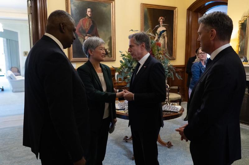 布林肯（右二）率領國防部長奧斯汀（右一）與澳洲外交部長黃英賢（左二）、副總理兼國防部長馬勒斯（左一）會面。（圖／翻攝自布林肯推特）