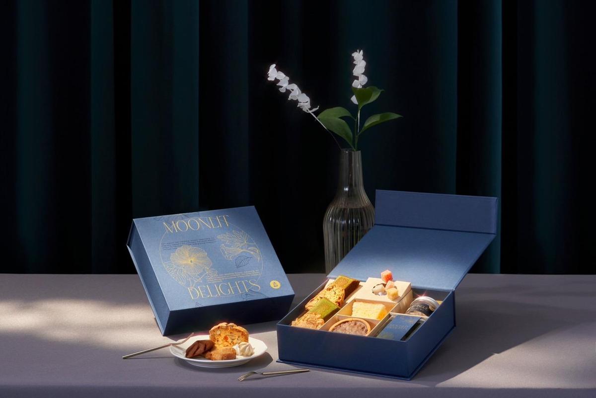 「沐月新花」中秋甜點禮盒也有單層經典款，匯集巧克力塔、費南雪和13款深法經典甜點。（圖／鏡週刊提供）