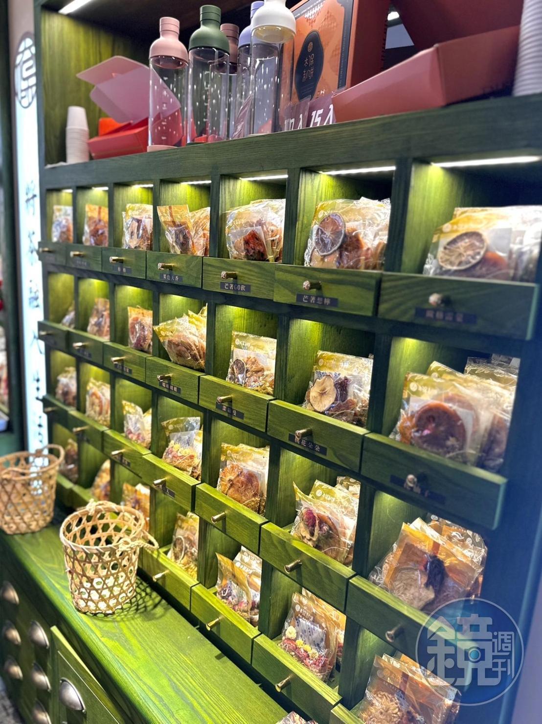 店內也特別設置如同中藥行藥櫃的抽屜牆，擺放近30種不同風味的果乾茶包。