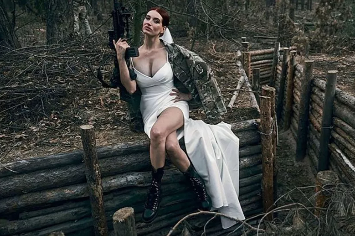 爆乳美女操真槍，成超狂狙擊手射爆敵人！一場烏俄戰爭讓她棄商從戎。（圖／翻自《每日星報》）
