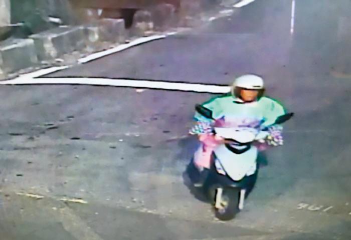 警方調閱監視器發現劉女穿著雨衣騎車的畫面，與目擊者指證情形相符。（翻攝畫面）