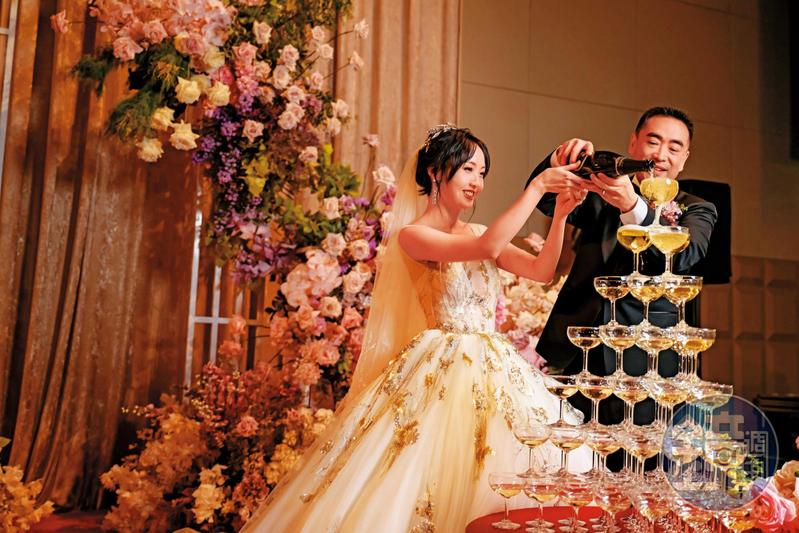 板橋林家接班人林知延週日在大直萬豪酒店舉行婚宴，迎娶新婚妻子林俋賢。（圖／鏡週刊）