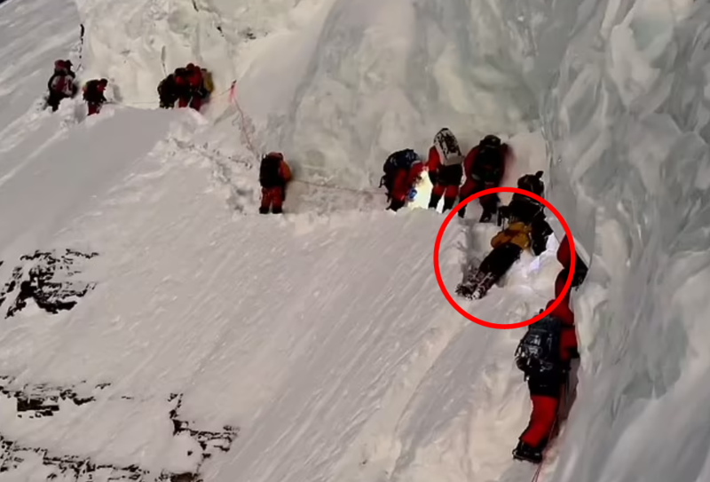 搬運工倒在世界第二高峰K2，被50登山客跨過身體活活等死！遭批自私攻頂不救人。（翻自《每日郵報》）