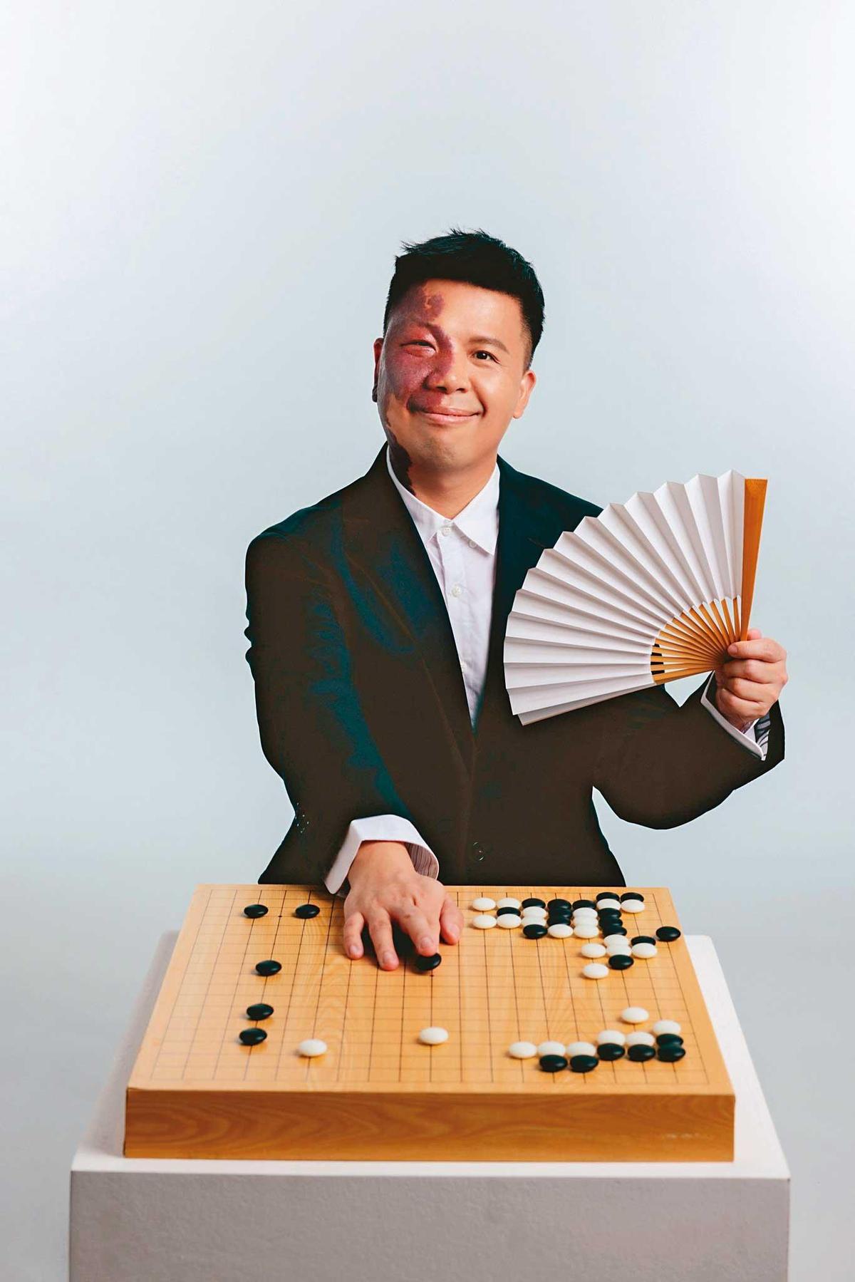 台灣圍棋界傳奇人物周俊勳因臉上有大片紅色胎記，被稱為紅面棋王。（翻攝紅面棋王周俊勳臉書）