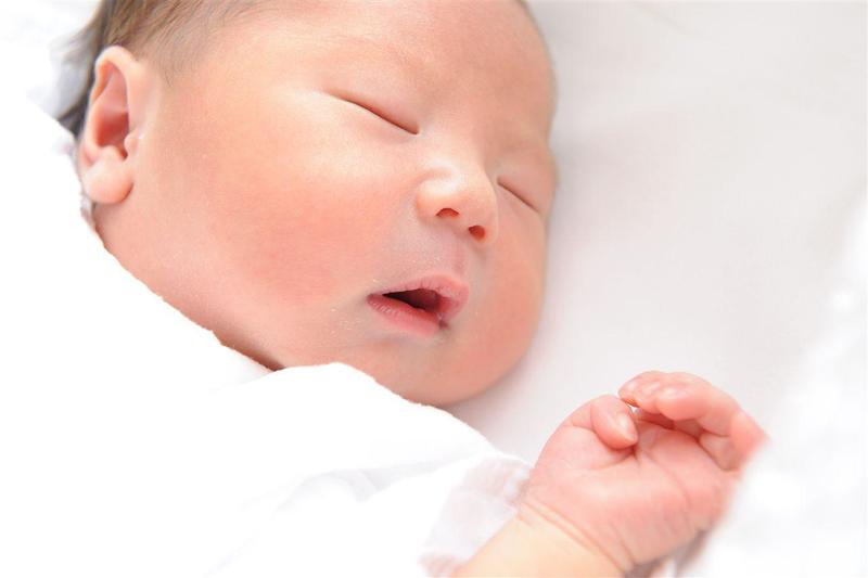 新生兒睡覺時，家長常在嬰兒床上安裝拱型床帳，避免幼童摔落。（示意圖／翻攝自photoAC）