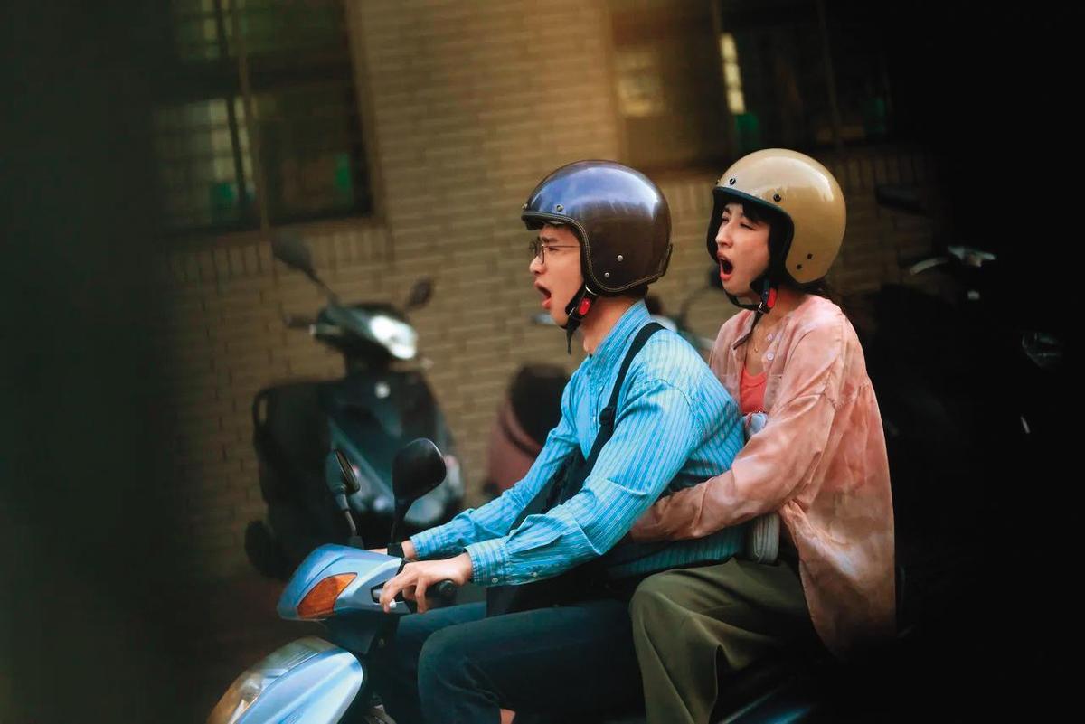 劉以豪（左）與柯佳嬿（右）在《童話故事下集》扮演一對小資夫妻，騎著機車為生活打拚，很接地氣。（打勾勾娛樂提供）