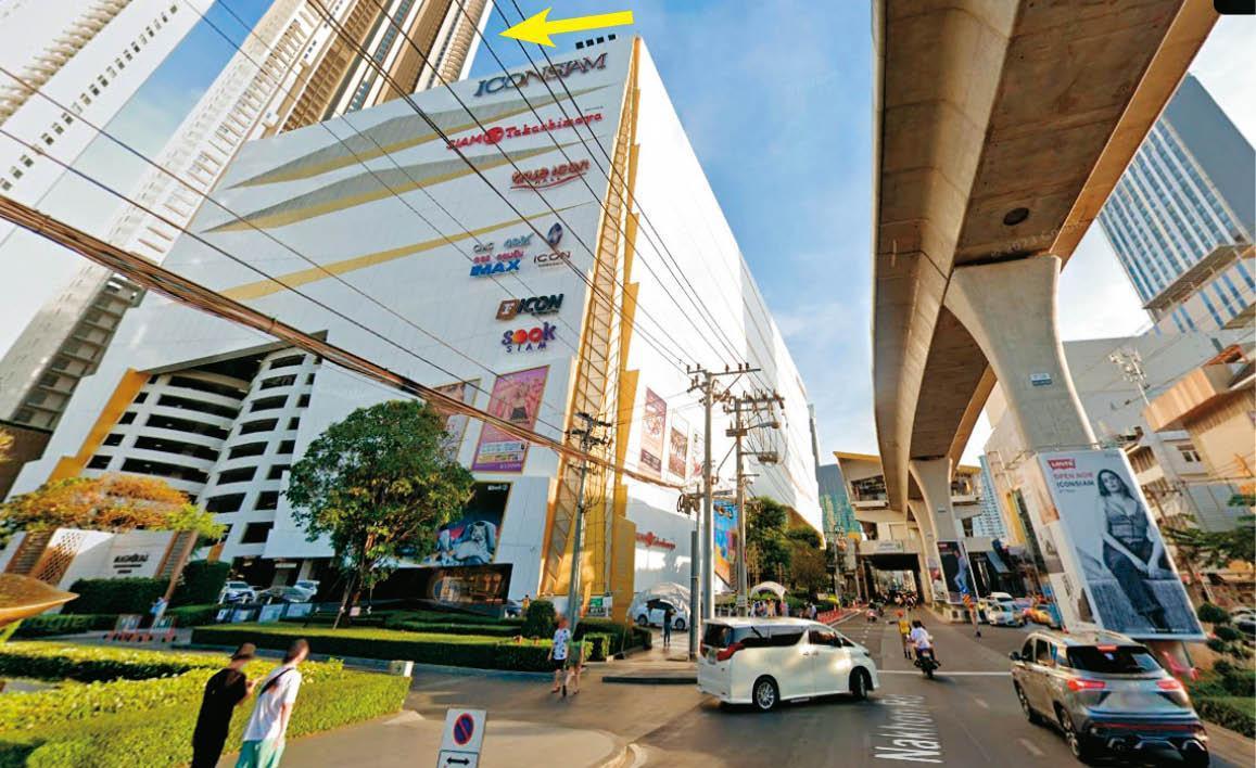 郭哲敏藏身泰國曼谷一處商場共構豪宅（箭頭處），房價要價近億元。（翻攝Gooogle Maps）