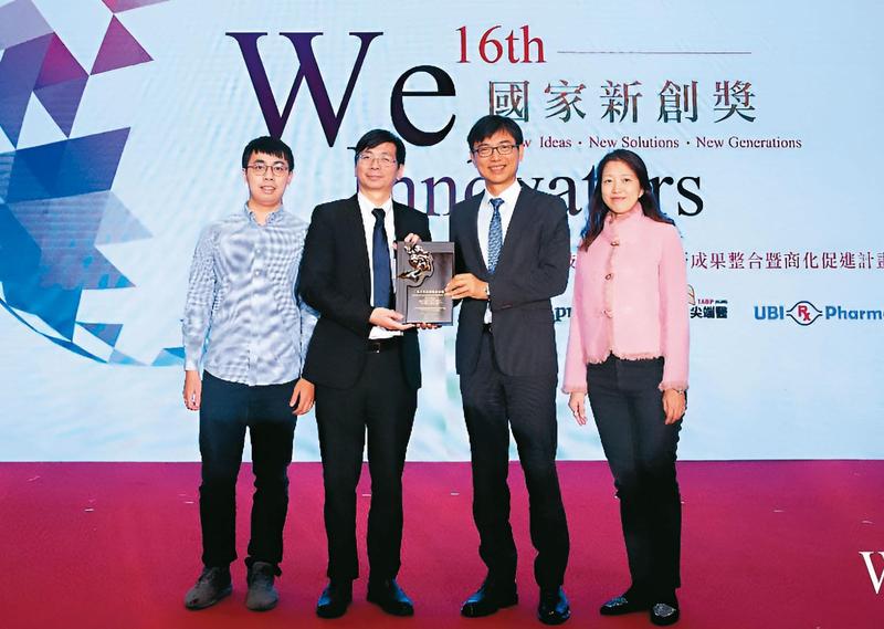 成大副教授李訓谷（左2）2021年獲國家新創獎，但其氣凝膠技術卻涉嫌剽竊。（翻攝成大能源科技與策略研究中心官網）