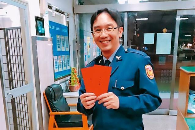 官拜2線3星的林俊燁，曾任台北市警局議會聯絡人，目前任職後勤科。（翻攝三張犁派出所臉書）
