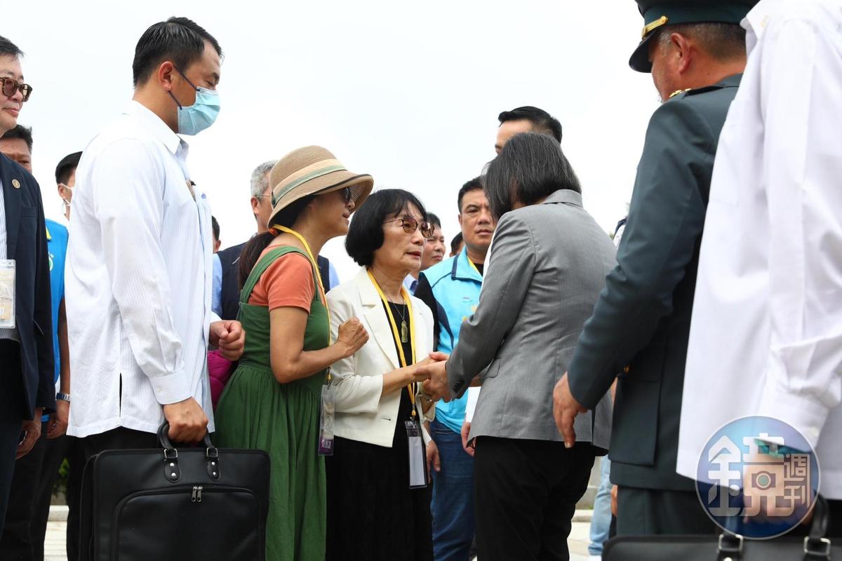蔡英文出席八二三紀念儀式，前台大校史館長林光美（與蔡握手者）邀請她出席俞大維紀念展。