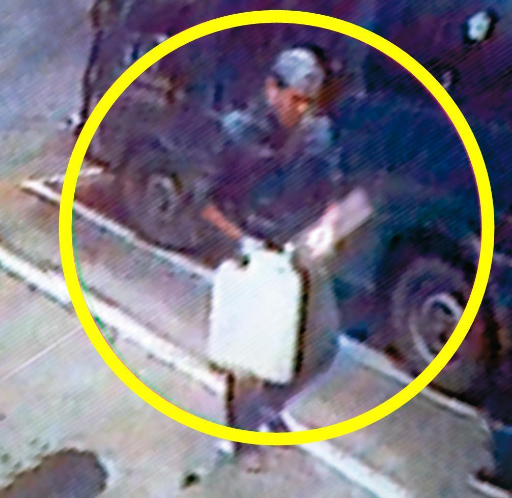 洪明聰提汽油桶上車的畫面，被加油站監視器清楚拍下。（圖／鏡週刊）